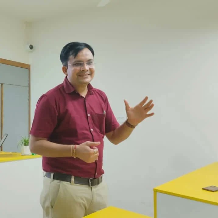 _JGUniversity's tweet photo. JG University organized an enriching lecture session featuring Mr. Bhavin Goklani, an expert in data analysis and decision-making using MS Excel. This power-packed lecture aimed to enhance the students' understanding of these vital skills. https://t.co/GFMTN5nTKN