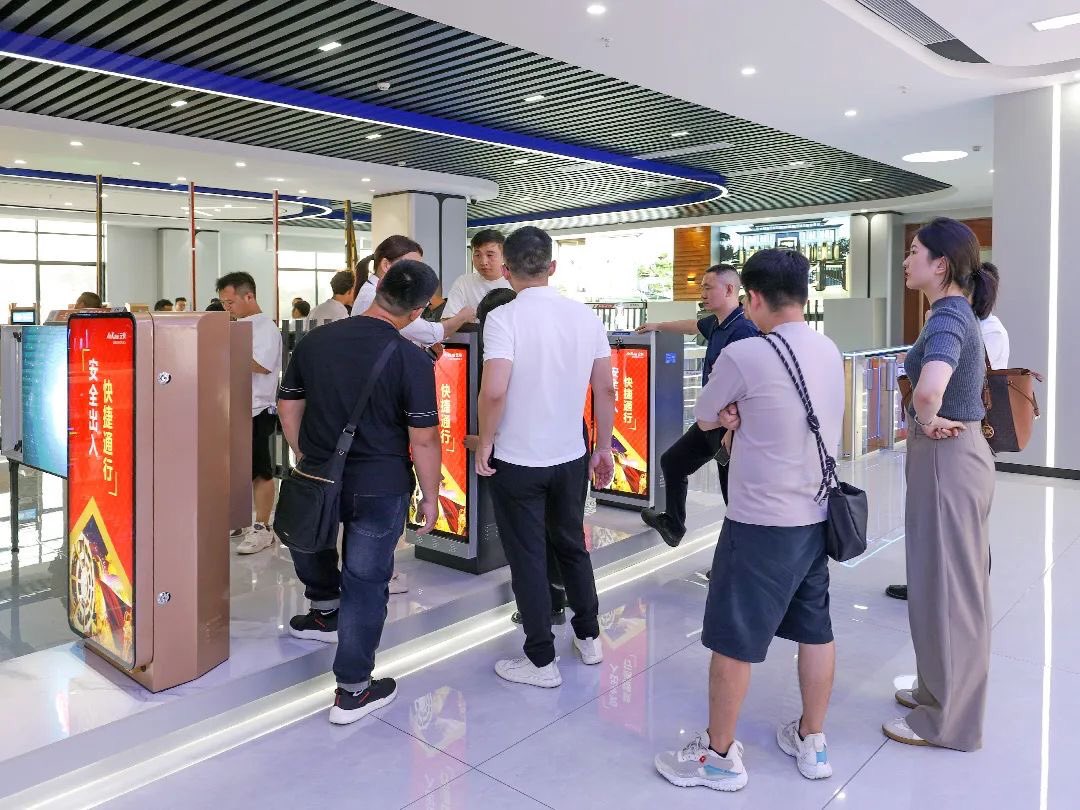 Lisa77184262's tweet photo. Distributor conference concluded successfully 👏👏
#AnKuai #2023 #barriergate #carparkingsystem #turnstiles #trafficbarrier #manufacturer #OEM https://t.co/onFbEKcHZ0