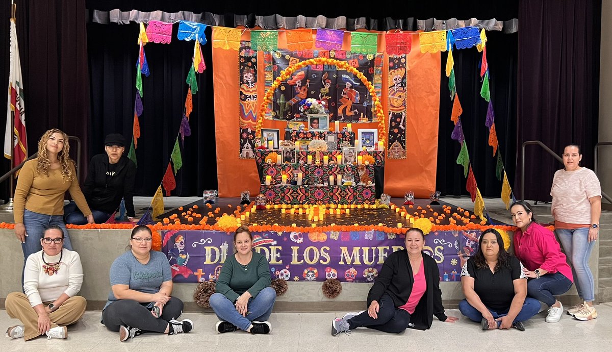 rms_tigers's tweet photo. Thank you to our parent volunteers for creating this beautiful Día de los Muertos display for our students to admire and learn. Students, bring a framed picture of a love one to remember their life. Drop it off in  the front office. #rialtomiddleschool #celebrateeveryonesculture https://t.co/JMR7mPFibC