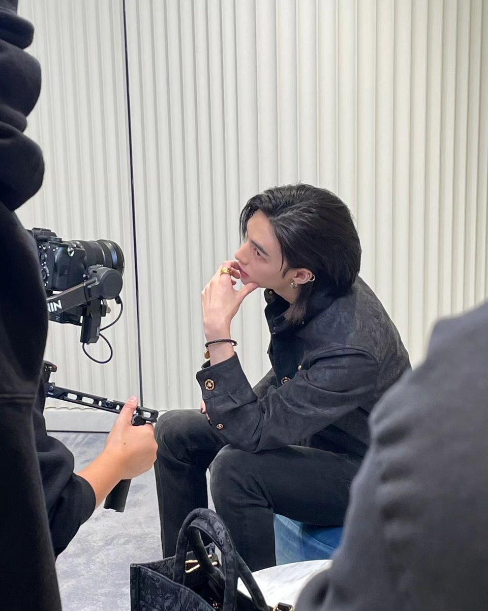 Hyunrnjin's tweet photo. 𝘏𝘪𝘴 𝘷𝘪𝘴𝘢𝘨𝘦, 𝘢 𝘮𝘢𝘴𝘵𝘦𝘳𝘱𝘪𝘦𝘤𝘦, 𝘴𝘤𝘶𝘭𝘱𝘵𝘦𝘥 𝘸𝘪𝘵𝘩 𝘤𝘢𝘳𝘦,
𝘈 𝘴𝘪𝘨𝘩𝘵 𝘴𝘰 𝘴𝘵𝘳𝘪𝘬𝘪𝘯𝘨, 𝘣𝘦𝘺𝘰𝘯𝘥 𝘤𝘰𝘮𝘱𝘢𝘳𝘦.

https://t.co/xq58xhj96N