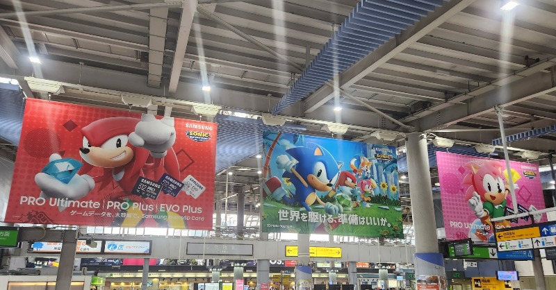 samsungssdjp's tweet photo. 「世界を駆ける、準備はいいか。」

10/30(月)から1週間、JR品川駅中央改札内に #ソニック と #Samsung がコラボした広告が掲示されています

Samsungは、SSDだけでなくSDカードも取り扱っています！
品川駅にお立ち寄りの際は是非ご覧ください

#ソニックスーパースターズ
#microSD
#PROUltimate https://t.co/NRggfJYVGK
