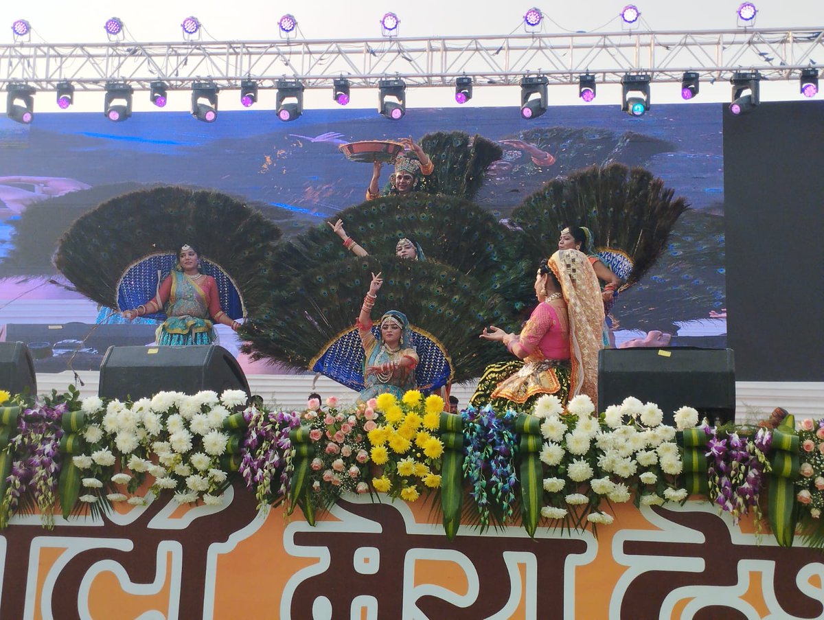 nczccofficial's tweet photo. #MeriMaatiMeraDesh अभियान के तहत प्रथम समापन दिवस पर कलाकारों द्वारा रंगारंग प्रस्तुतियाँ  कर्त्तव्य पथ, नई दिल्ली पर दी गई।#AmritKalashYatra #NCZCC #MeriMaatiMeraDesh #AmritMahotsav #VeeronKaVandan #MinistryOfCulture
@AmritMahotsav https://t.co/0SjMNq9r27
