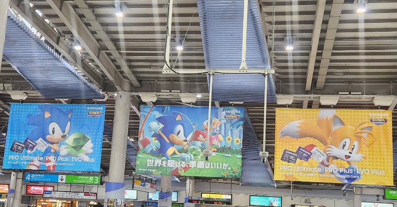 samsungssdjp's tweet photo. 「世界を駆ける、準備はいいか。」

10/30(月)から1週間、JR品川駅中央改札内に #ソニック と #Samsung がコラボした広告が掲示されています

Samsungは、SSDだけでなくSDカードも取り扱っています！
品川駅にお立ち寄りの際は是非ご覧ください

#ソニックスーパースターズ
#microSD
#PROUltimate https://t.co/NRggfJYVGK