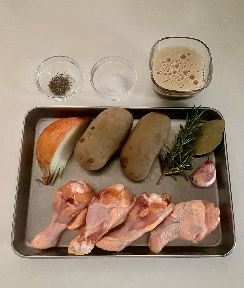 メスティンで鶏肉の黒ビール煮込みを作りました🐔
本当は外でやりたかったけど残念…😓
.
黒ビールのコクとハーブの香りが回ってビールと合う👍
めちゃくちゃ美味かったぁー🤣✨
.
#メスティン #鶏肉の黒ビール煮込み #黒ビール煮込み #ビール煮込み #キャンプ飯