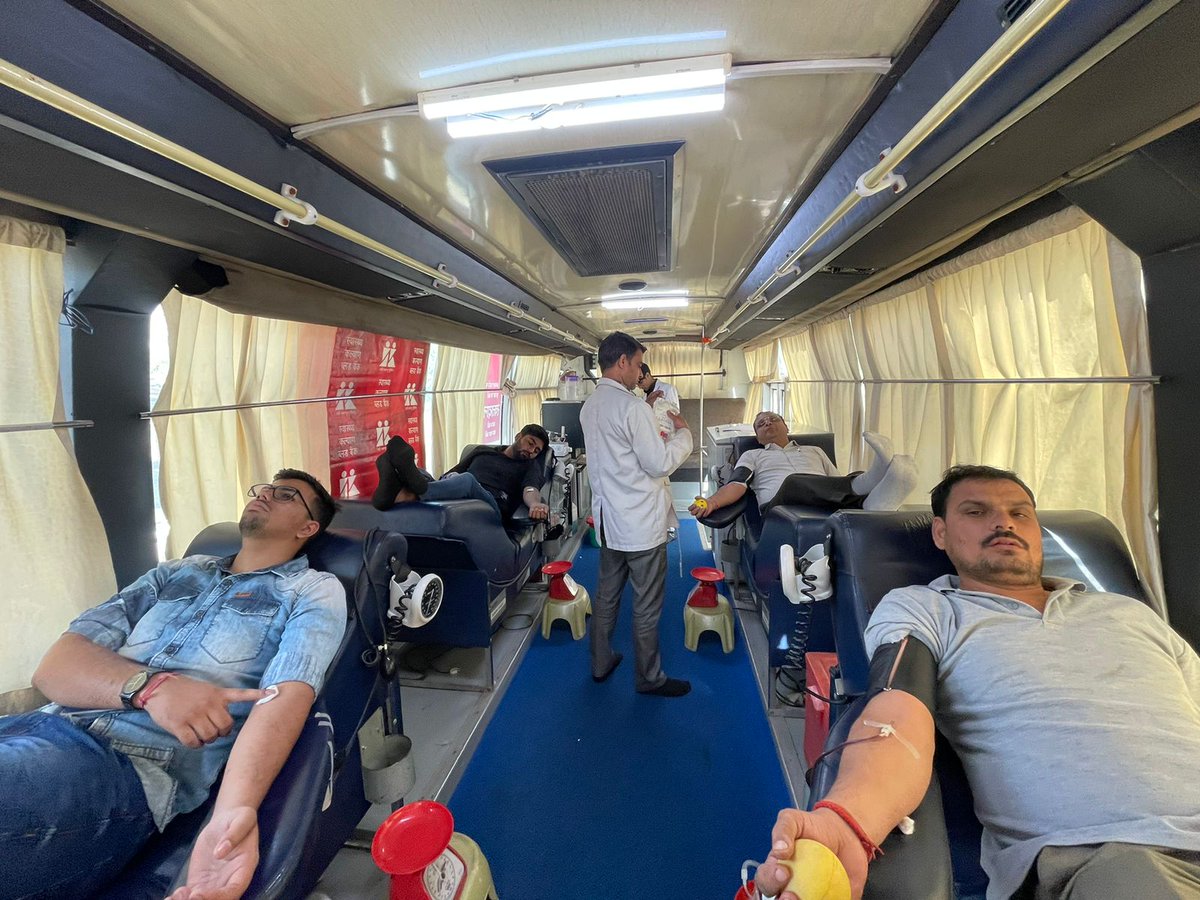 REIL_Jaipur's tweet photo. #SpecialCampaign3 के तहत  रील द्वारा कर्मचारियों के लिए  30.10.2023 को "रक्तदान शिविर" का आयोजन किया गया जिसमे कंपनी के स्वतंत्र निदेशक श्री दिनेश कुमार शर्मा व प्रबंध निदेशक द्वारा रक्तदाताओं का उत्साह वर्धन किया गया।@MHI_GoI 
@DARPG_GoI 
@vijaymittal4 
@mygovindia https://t.co/bieLavQ1UI
