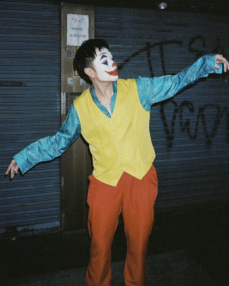 SUMATRAMM's tweet photo. JOKER VER. JOAQUIN🃏
สมใจอีกลุคที่อยากแต่ง วาคีนฟีนีกซ์ น่าจะชอบเวอร์ชั่นนี้สุด หนังที่แม่งกดดันกับการแสดงแม่ง บทดาร์คๆ หน้าตลกที่แบกทุกอย่างไว้ ฉากสัมภาษณ์แล้วหัวเราะคือที่สุด พอรู้ว่าปีนี้จัด #INTOTHENIGHTMARE คือลุคนนี้มาเลย แล้วตีม #PAINTHETHAIRED จบแดง
HAPPY HALLOWEEN 🎃 https://t.co/0uOaQl7whD