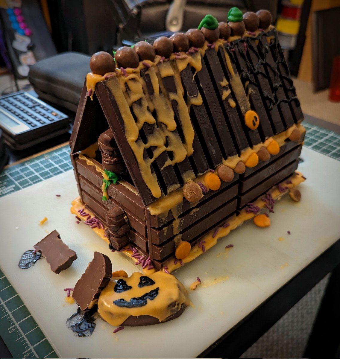 Scrobotasaurus's tweet photo. I made the #KitKatHauntedHouse kit live on Twitch today. #mybreak https://t.co/vU61OIwaaI
