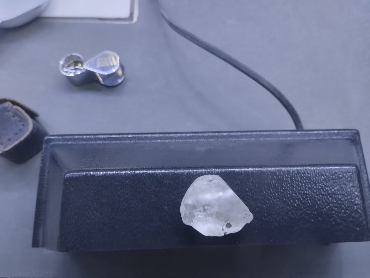 DiamondsLetseng's tweet photo. Letšeng Diamonds Mine is pleased to announce the recovery of 117.46 carats white (D), Block, Quality (VVS2) type II, Light Breakage on the 29th October 2023 https://t.co/pAvcEbU2tz