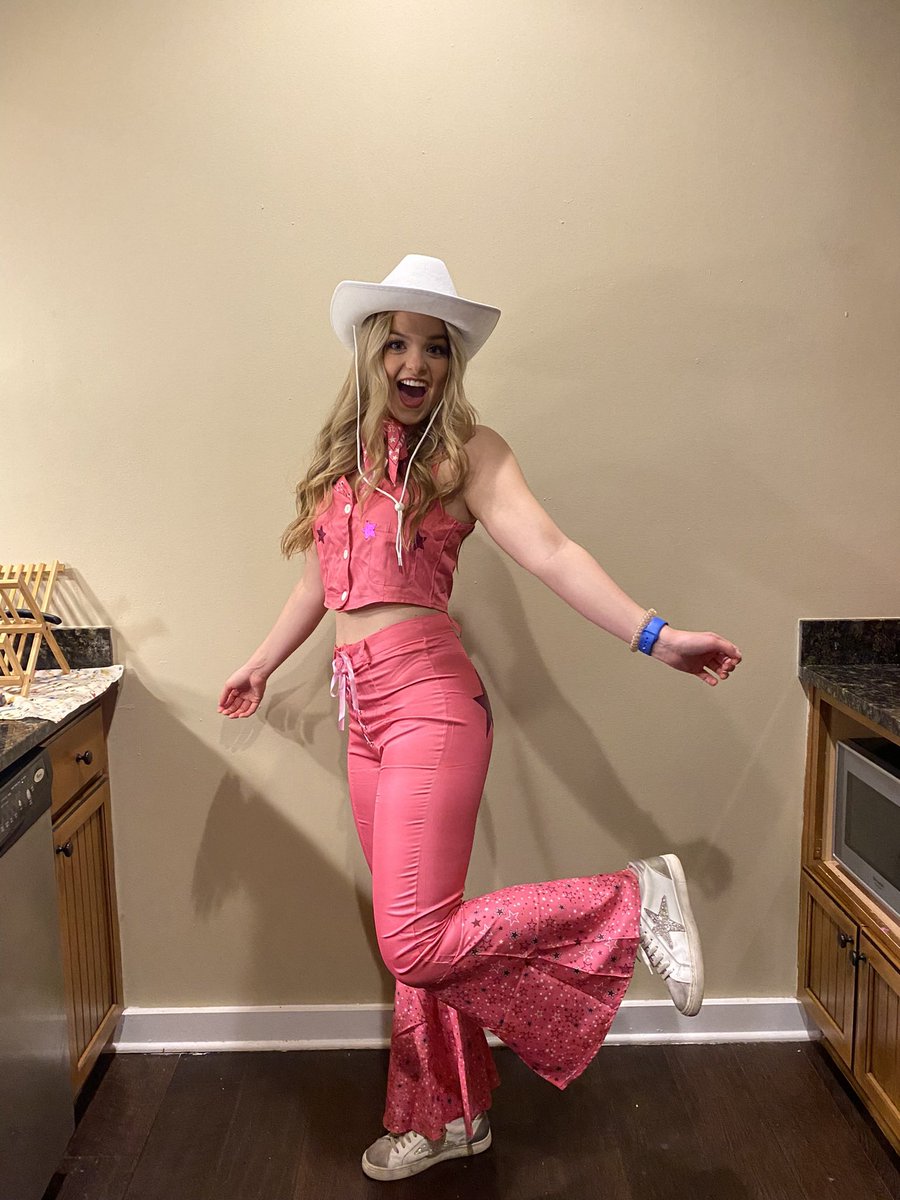 jaci_howard's tweet photo. @enchantedjess13 I was barbie https://t.co/7kwOxS2Eye