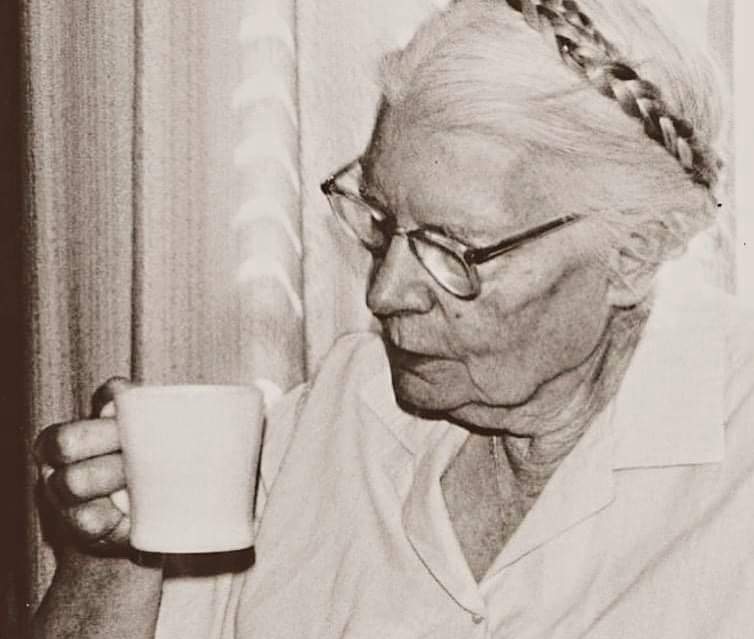 sscjusa's tweet image. Reposted from digital creator Dominique Seraphin on Facebook
During the 70s, some priests were becoming rather casual with the liturgy. One afternoon, a priest came into the soup kitchen that Dorothy Day was working at. He wanted to offer a liturgy for the homeless. He went…