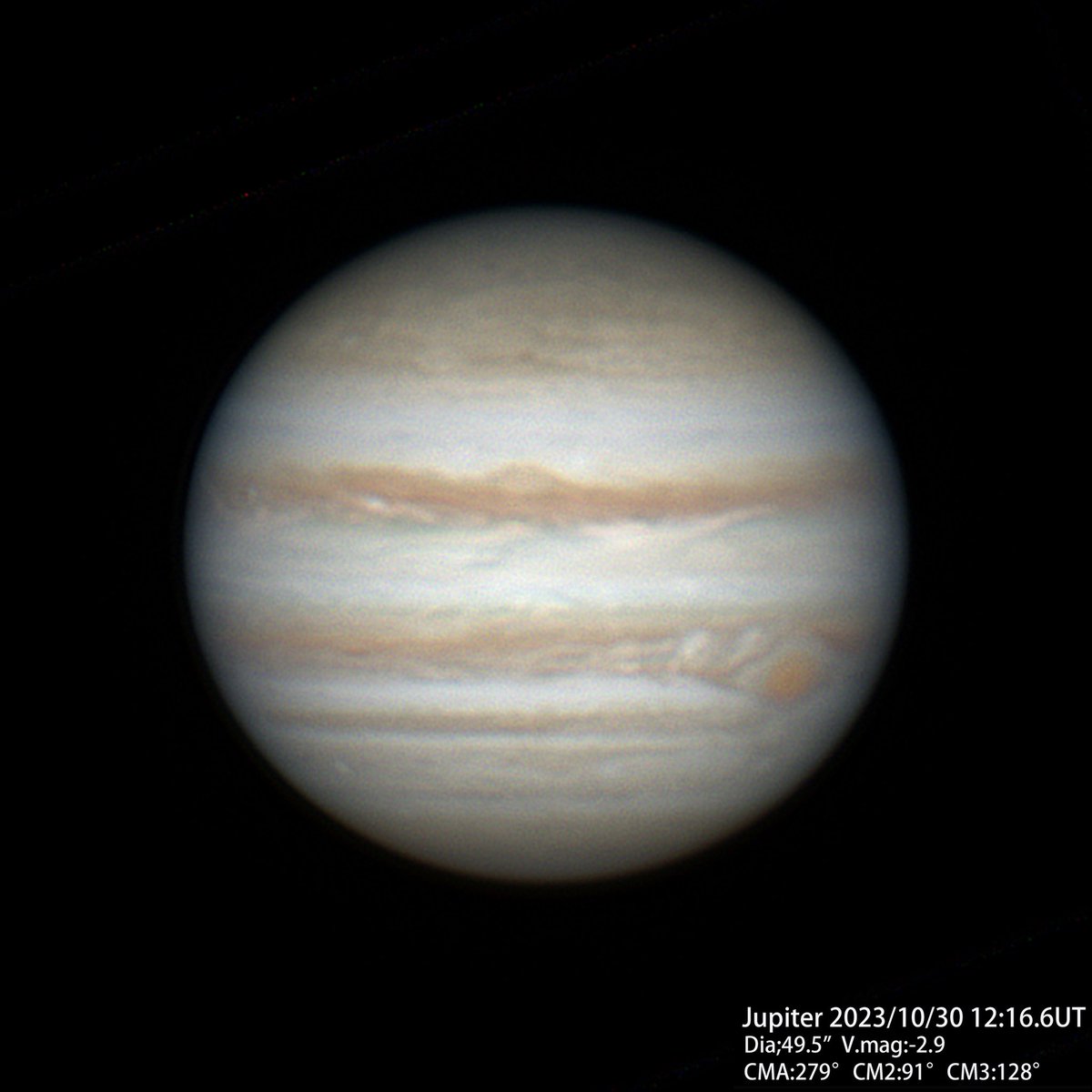 昨夜(2023.10.30UT)の木星です。
雲間の撮像でシーイングは良くありません。
Meniscas180(18cmF10 Makustov Cassegrain) Abbe2× Barlowlens ZWO ADC IR-cut ZWO ASI462MC 20ms 5000frame 50% 4image De-rotation10min AS!3 Winjupos12.2.5 Registax6 Stella image9 PSE10