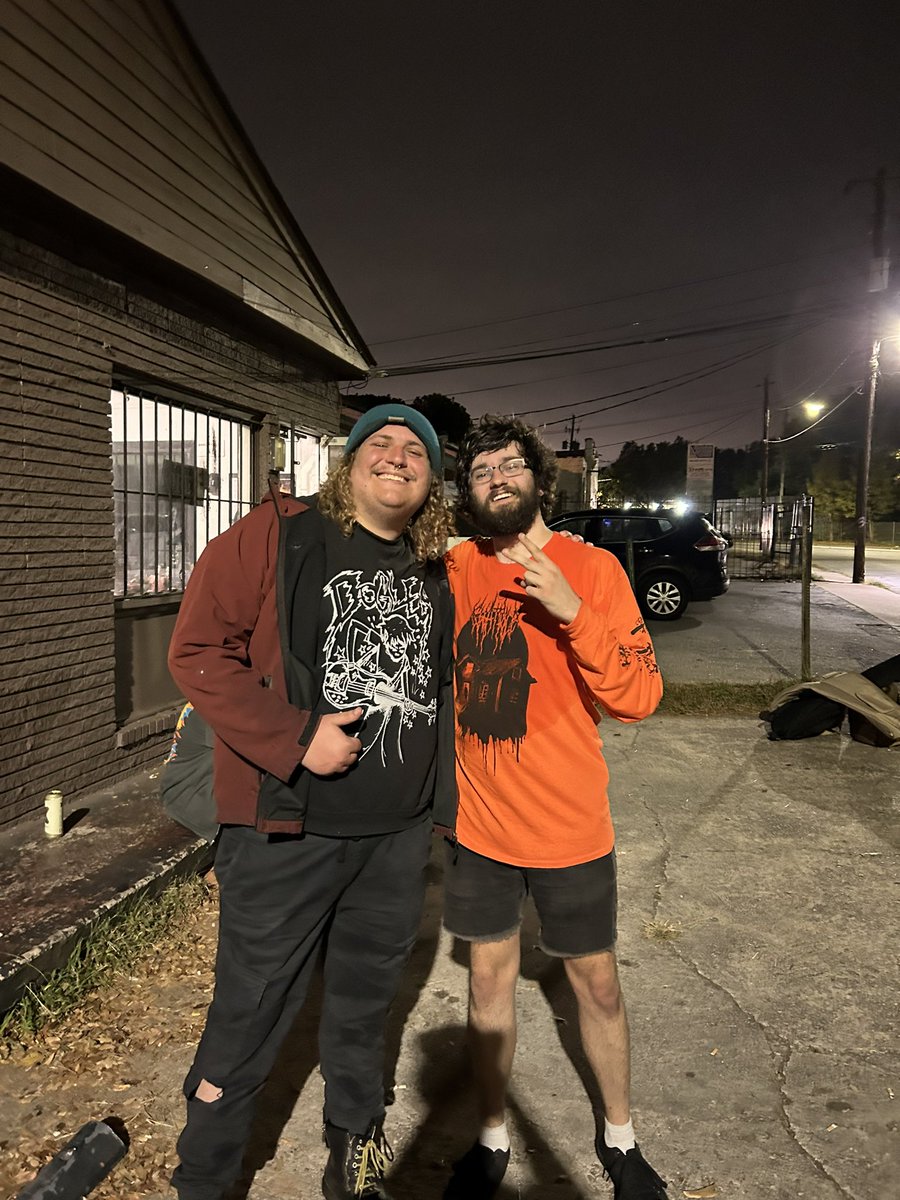 crypticccrow's tweet image. So sick seeing @mcp_emo and all other bands was def worth the trip from Australia. Loved meeting everyone
