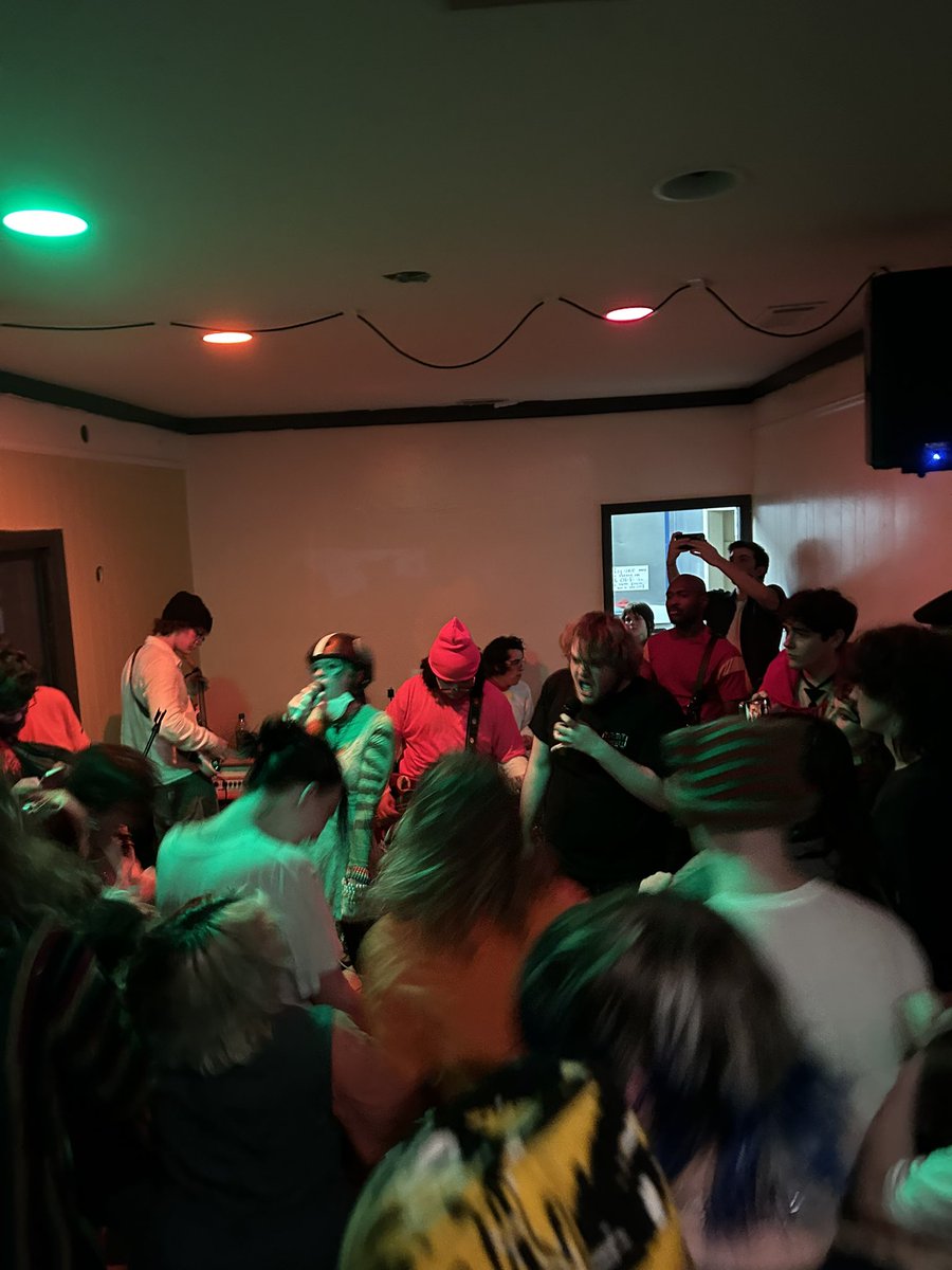 crypticccrow's tweet image. So sick seeing @mcp_emo and all other bands was def worth the trip from Australia. Loved meeting everyone