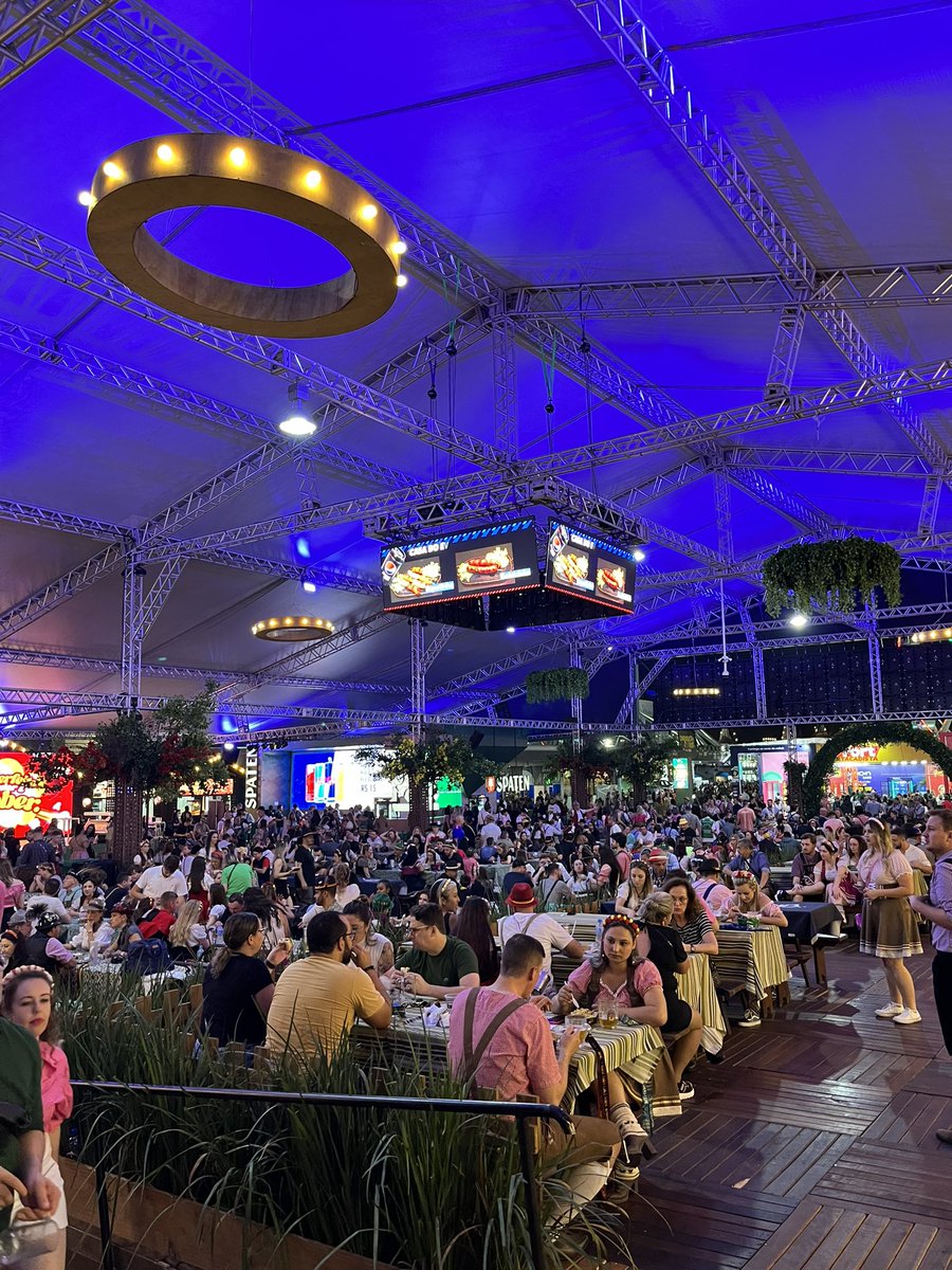 MerciaFernanda's tweet photo. Gente estive na Oktoberfest em Blumenau e amei! Aos fãs de cerveja vale muito curtir! Festa linda, animada e muitoooo organizada! Vale a pena! https://t.co/C7UR9La2yp