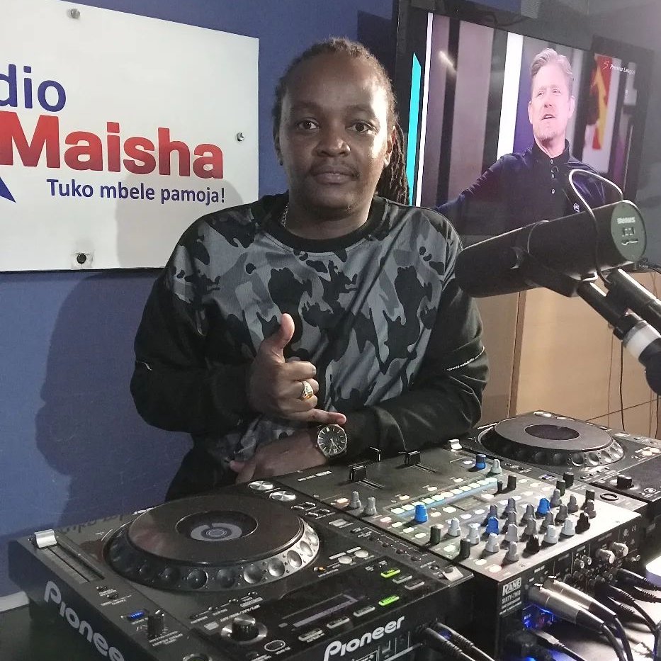 Radio Maisha (@radiomaisha) on Twitter photo Konnect na @MwendeMacharia1, <a href="/Clemmo25flow/">Clemmo 254</a> na @djgenius01. 12pm - 3pm. #MwendeNClemmoKonnect #RadioZaidiYaRadio Konnect na @MwendeMacharia1, <a href="/Clemmo25flow/">Clemmo 254</a> na @djgenius01. 12pm - 3pm. #MwendeNClemmoKonnect #RadioZaidiYaRadio