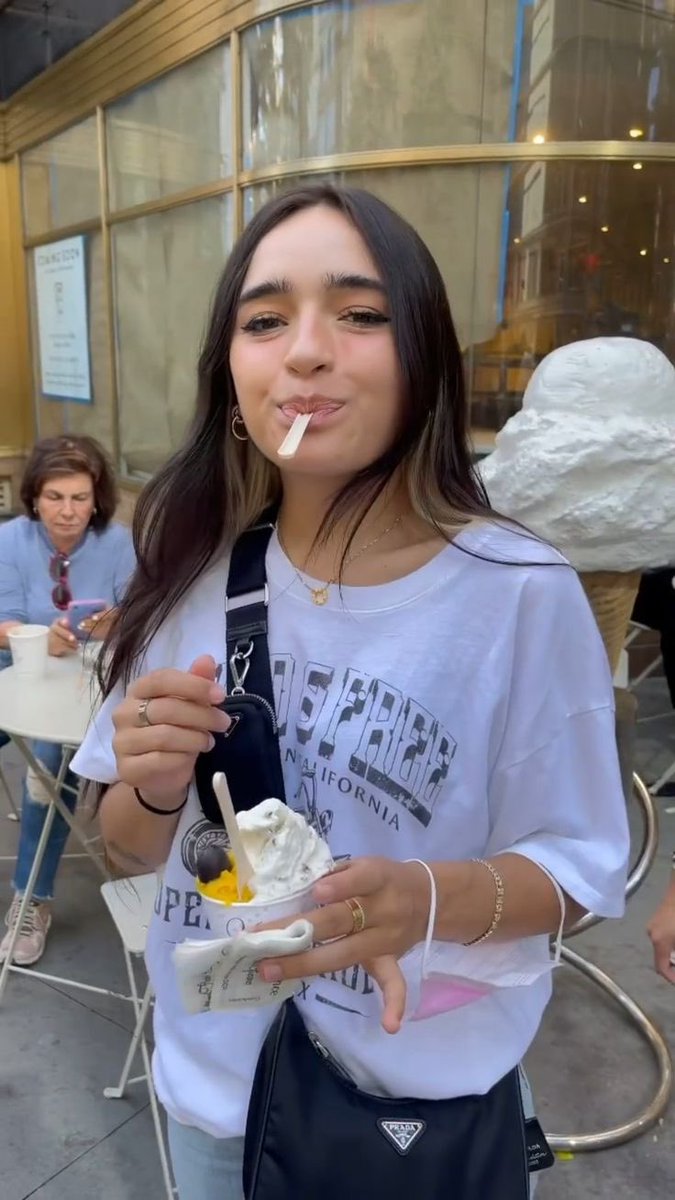 cachfer's tweet image. feliz cumpleaños al ser humano que nos inspira a muchxs y que nos enseña el verdadero significado de luchar por lo que soñamos, te amooo @Pochosaurus tu existencia me hace feliz, larga vida para ti 🤍