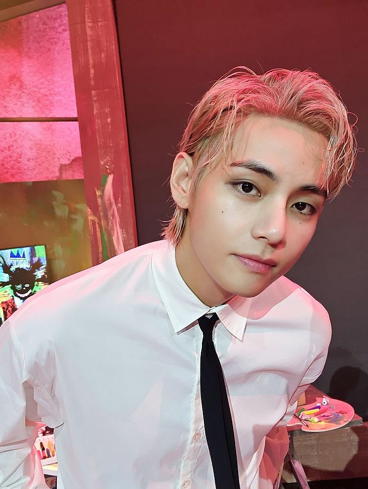 TAEHYUNG LOOKS SO FINE OMG