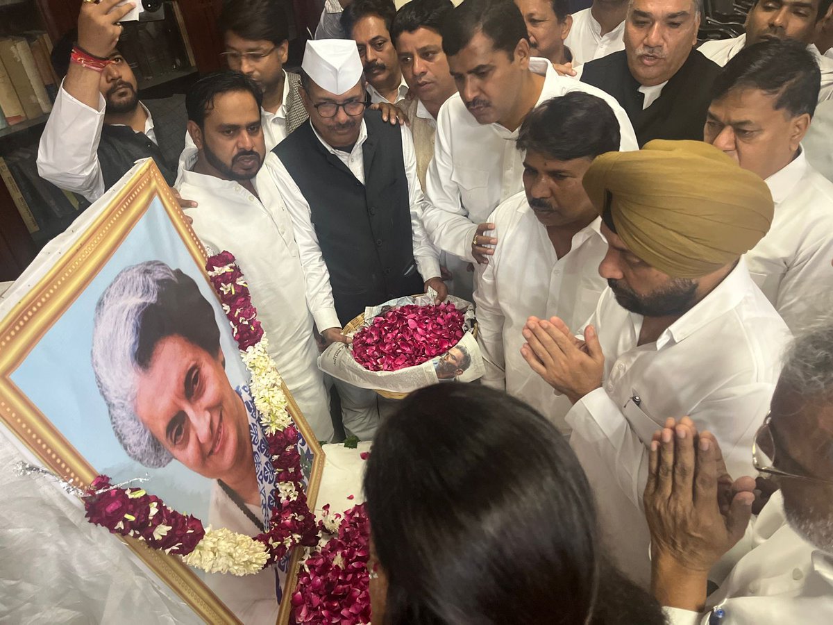 ArvinderLovely's tweet image. दिल्ली प्रदेश कांग्रेस कार्यालय में भारत की प्रथम महिला प्रधानमंत्री श्रीमती इंदिरा गांधी जी व भारत रत्न सरदार वल्लभ भाई पटेल जी को पुष्पांजलि अर्पित करते हुए।