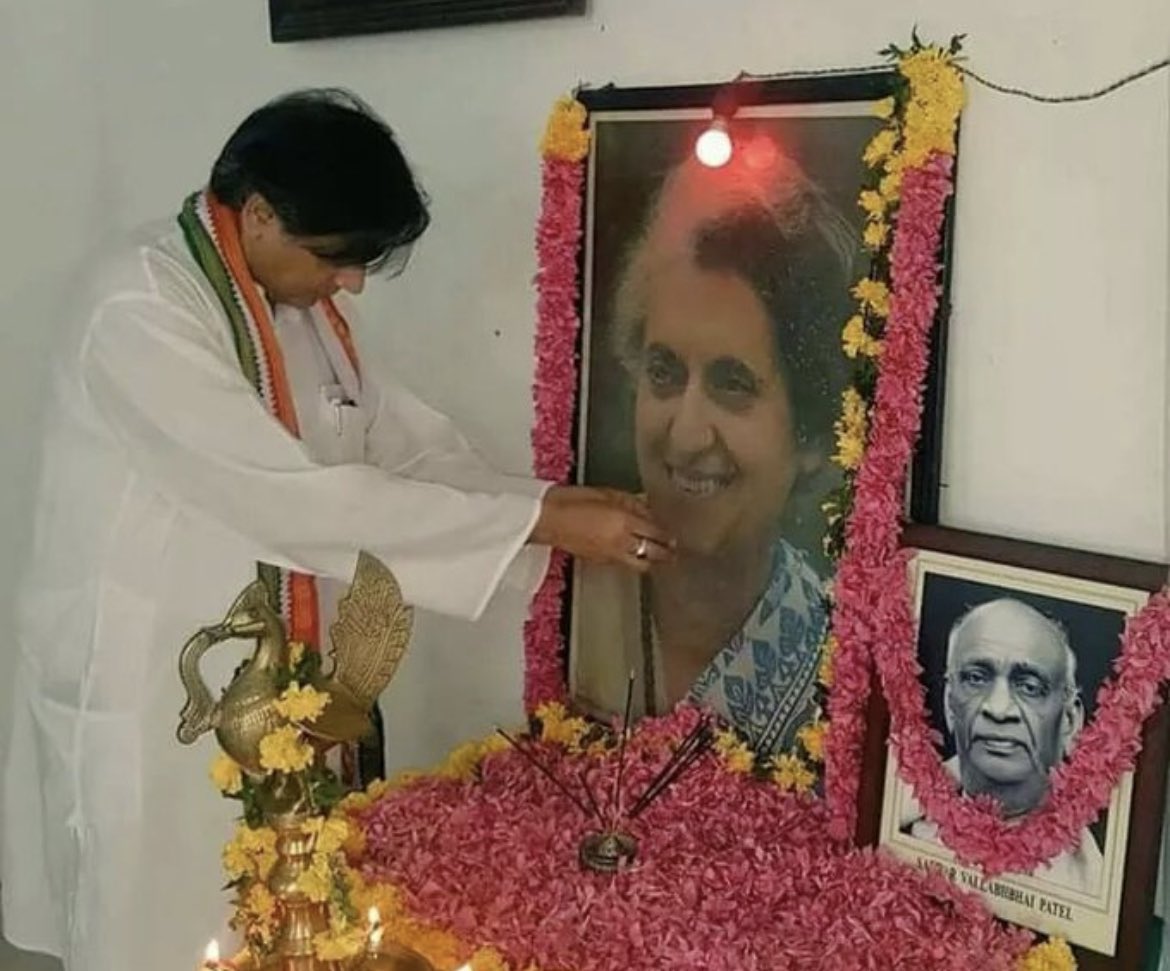 King_Ikshvaku's tweet photo. The size of the photos is enough to expose the congress’s fake love for  #SardarVallabhbhaiPatel https://t.co/APjFmUxjSH