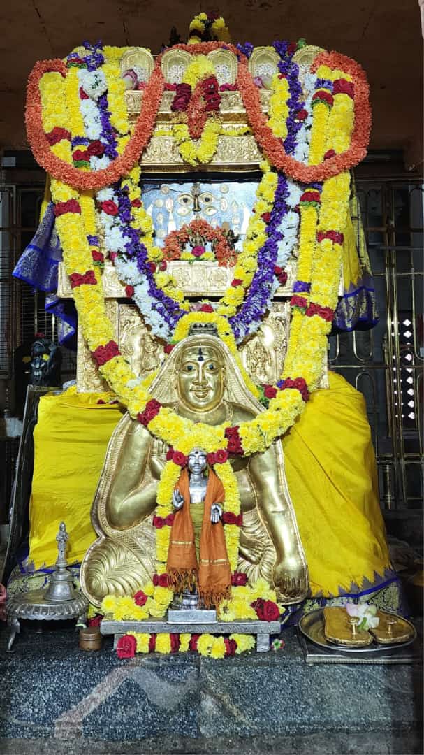 Jaggesh2's tweet photo. ಇಂದಿನ ರಾಯರ ಬೃಂದಾವನ ಅಲಂಕಾರ ದರ್ಶನ 🙏 https://t.co/toAtnuKtrF