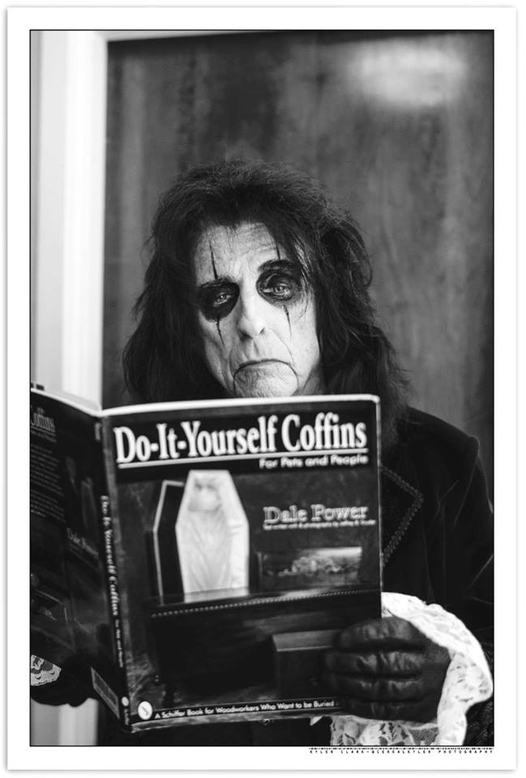 crockpics's tweet photo. Alice Cooper #HappyHalloween https://t.co/ZhFopzsneY