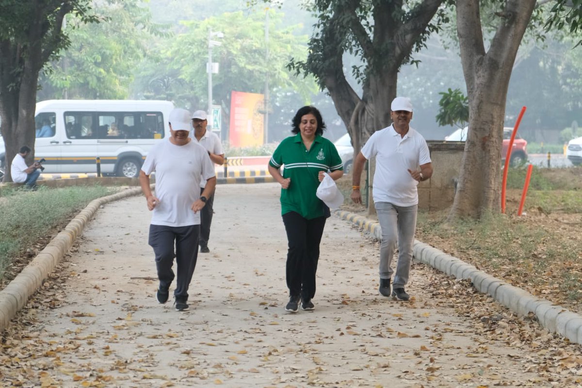 SteelMinIndia's tweet image. Today, #MinistryofSteel & #SAIL hosted the #UnityRun, graced by the presence of Smt. Ruchika Chaudhry Govil, Additional Secretary Steel, Smt. Sukriti Likhi, Additional Secretary & Financial Advisor, Steel, CMD SAIL, Shri Amarendu Prakash, with other officials & employees.🏃♀️🏃♂️🇮🇳