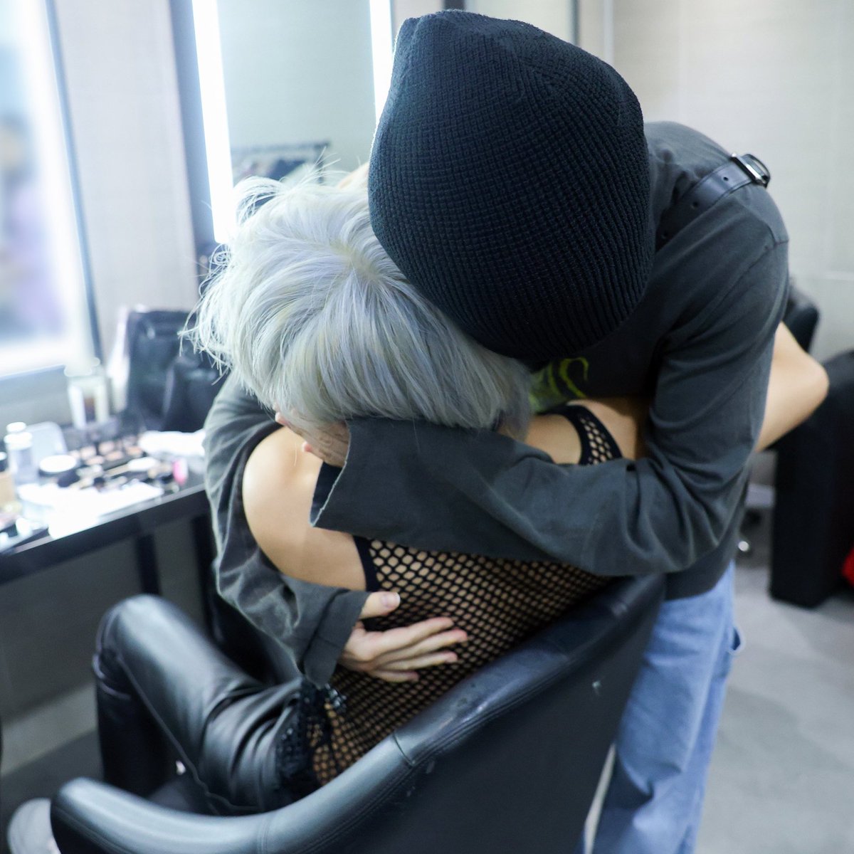 โห นี่สินะกอดแบบจมอก😭 น้องแทโดนพี่เขากอดคือตัวเล็กนิดเดียวเองลูก🥺
