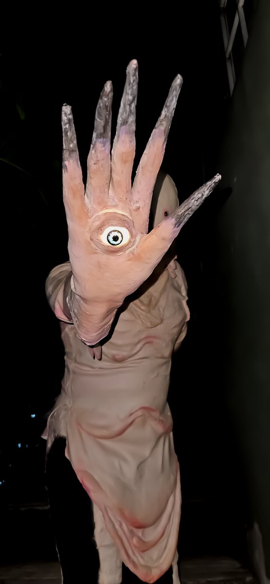 Byronsoo21's tweet photo. Mi disfraz de este año fue inspiración de "Laberinto del Fauno" el Hombre Pálido creación de @RealGDT 

Me ayudan etiquetando a Guillermo del toro https://t.co/f8Jg4OAxrC