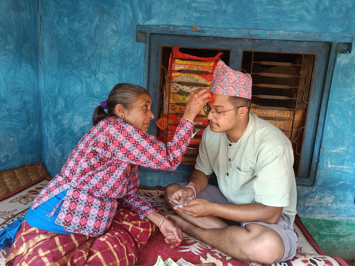 आँबोइकाे हातबाट टीका ग्रहण गरेकाे तस्बिर 💛❤️