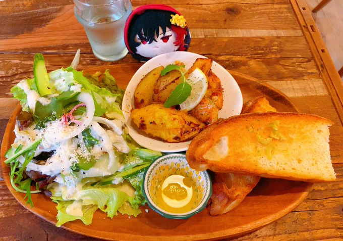 市役所行ったついでに雰囲気の良いカフェランチしたぞぃ 美味しそうだねぇひぜもちくん、シフォンケーキ狙う目が本気出してるね