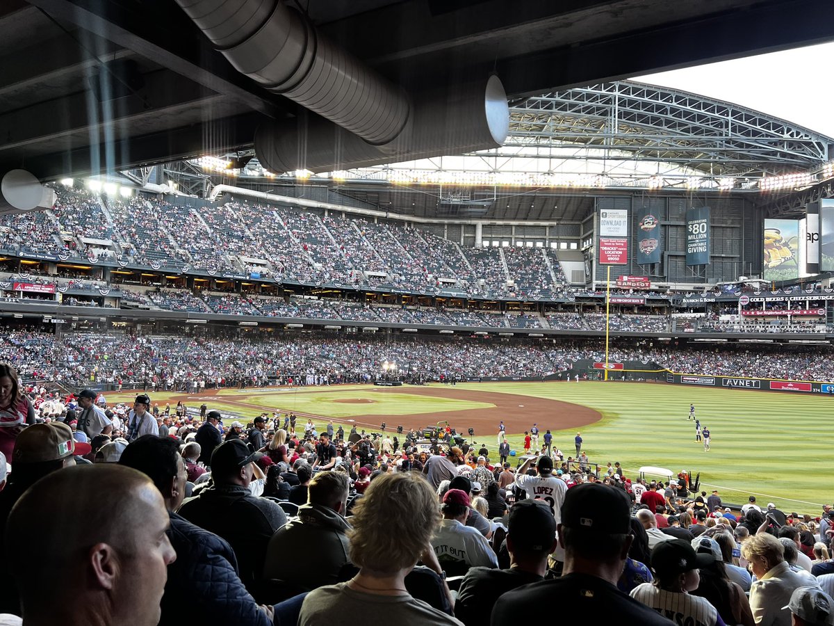 devour_diva's tweet image. Diamondbacks didn’t show up to punch them in the mouth tonight, but my first World Series games was still an absolute blast!

Couldn’t help but sit &amp;amp; think about all the ways that #DevourGO could create a killer #gaming experience while ordering #food &amp;amp; #experiencing the game!