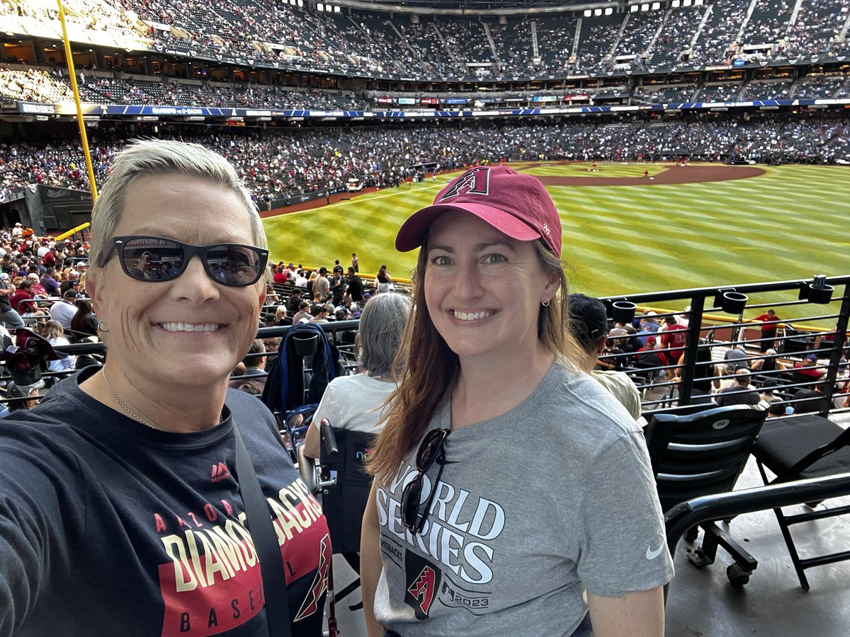devour_diva's tweet image. Diamondbacks didn’t show up to punch them in the mouth tonight, but my first World Series games was still an absolute blast!

Couldn’t help but sit &amp;amp; think about all the ways that #DevourGO could create a killer #gaming experience while ordering #food &amp;amp; #experiencing the game!