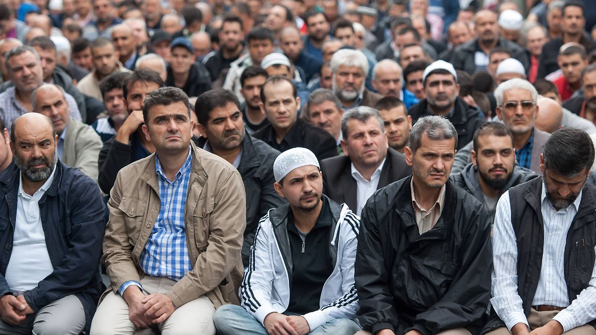 AmyMek's tweet image. Allahu Akbar Germany. (You Can't Make This Up)

One of the country's Largest Newspapers released a 50-point Manifesto for [Islamic] Migrants...

Instead of deporting these illegal jihadis, left-wing Germany is attempting to "rehabilitate" migrants, teaching them how to refrain