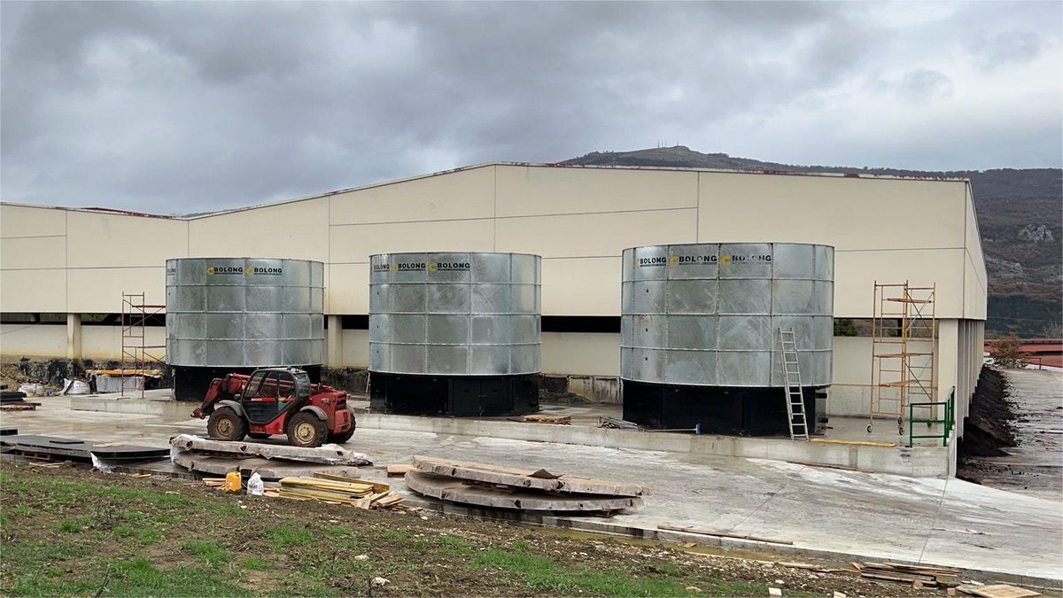 bolongcompost's tweet image. Bolong compost machine installation site in Spain. 😃 
3 sets compost machine, raw material is layer hen manure. 🐓 

#compostingmachine #compostmakingmachine 
#fermentationmachine #fermentationtank #composting #fermentation #fertilizer #manure #waste #organic #fertilizer