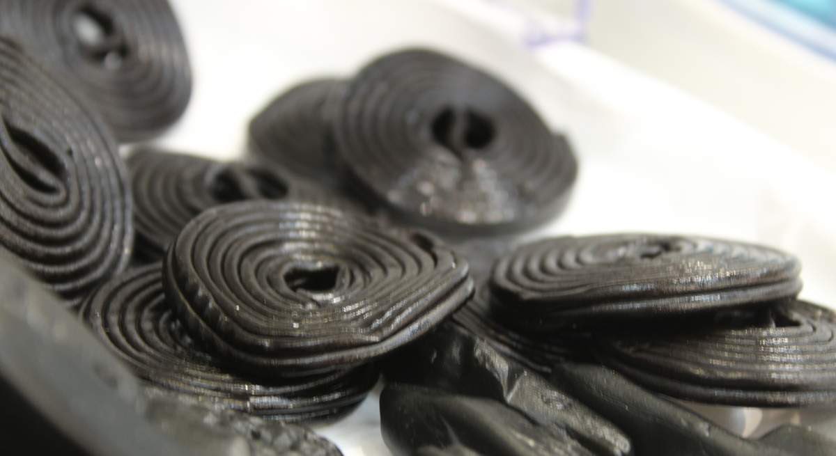 Esta noche es la festividad que los anglosajones han sabido “vender”como es Halloween, de origen celta que se celebraba a final de verano en las islas británicas a celebrarlo a escala mundial. 

El “¿truco o trato?”viene acompañado de dulces, algunos mortales. 
GLICIRRICINA🎃☠️