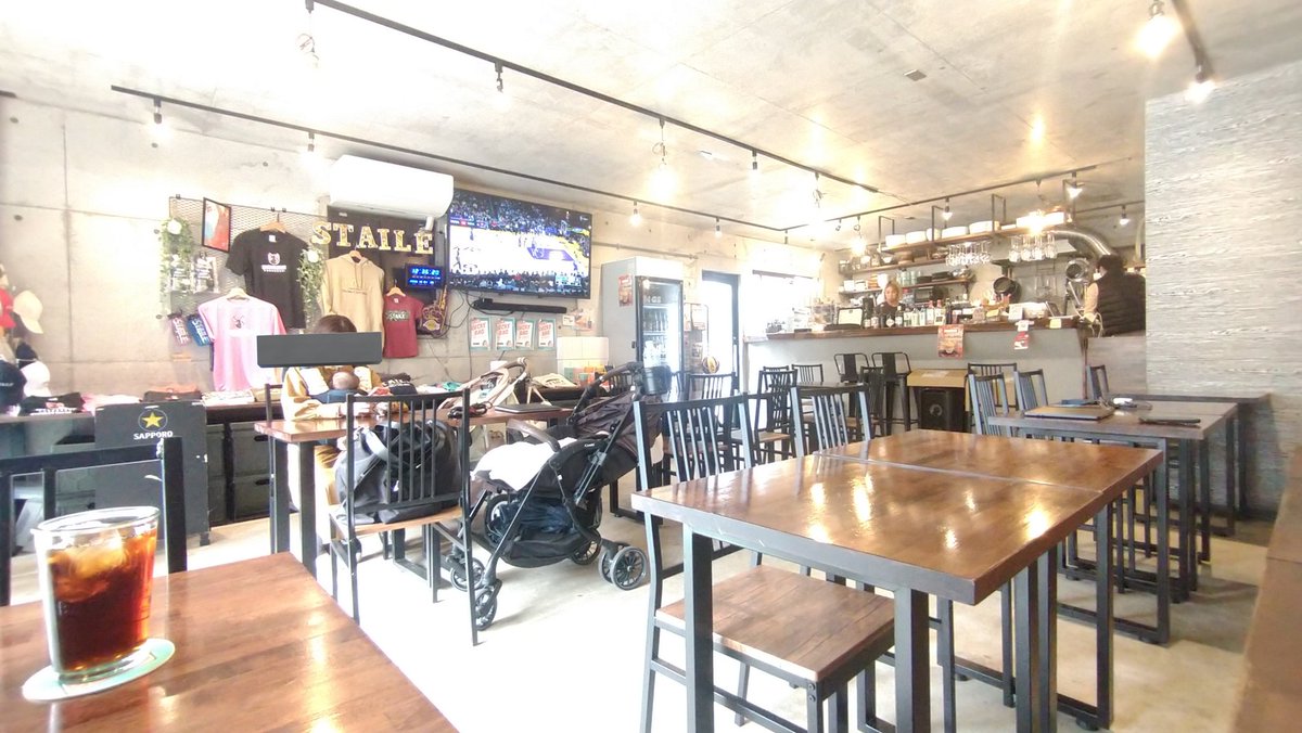 chihir__s's tweet photo. 船橋ららぽ近くのCafe&BarSTAILEさんで
ビーフシチューオムライス
ふつうにおいしい
広いテラス席に店内はいい音でモニターにバスケットボールの試合が映ってる
スポーツバーみたい
同じ名前でアパレルも展開してるようです
帰り際バイクかっこいいですねって言ってくれたからきっといい人
#STAILE https://t.co/sKIzAK4VUm