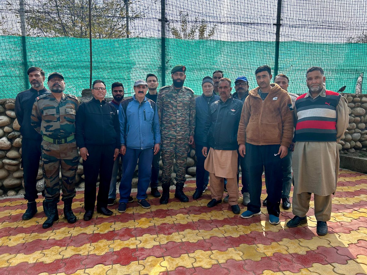 #IndianArmy organised a meet with Ex-Servicemen at Hattipora, Kulgam. The event was aimed to foster #harmony and spreading awareness about #govt recruitment #schemes.

#Kashmir #Wellbeing #UnityDay #Growth #TeamIndia #WorldCup2023india #Israel #soldier #awarenesssession