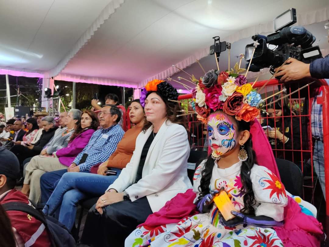 AdrianaEsMG's tweet photo. 🌺💀🌺 Con gran emoción, inauguramos el Festival Internacional de Día de Muertos en #Tláhuac, #FIDDEM 2023.
🕯️Así, damos inicio a esta magna celebración, una tradición muy arraigada en nuestro país, de festejo internacional que encarna la identidad de las y los mexicanos. https://t.co/lG8FOcdlgy
