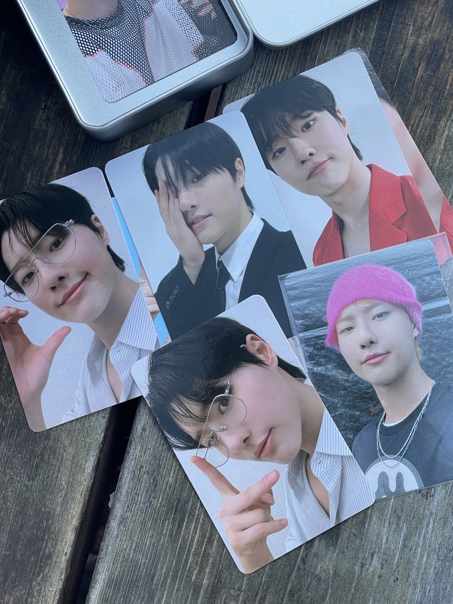 구매하고 열자마자 길바닥에서 
조경우포카 정중앙에 놓고 바로 찍음 ㅜㅜ