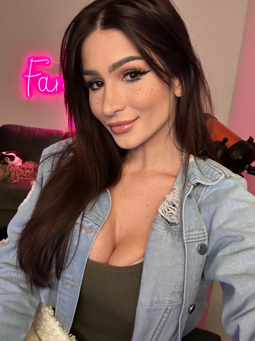 Watch ғᴀɴᴅʏ's leaked NSFW photo on TwXstars