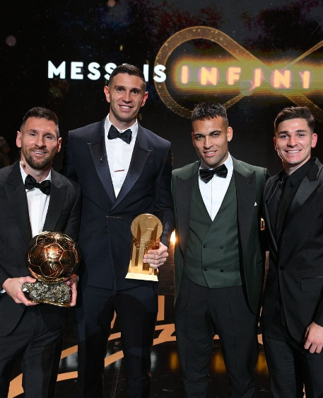 RedSportOficial's tweet photo. 📢Deportes por #RedSport
#Messi ganó el #BalóndeOro por octava vez en su carrera: Después de una excelente temporada en la que ganó lo único que le faltaba, la #CopadelMundo, el astro argentino fue distinguido nuevamente en su carrera como el mejor jugador del mundo.🏆 https://t.co/8k2aJDatj0