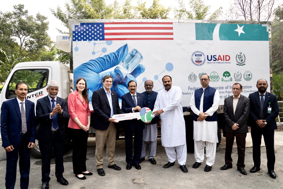 🤝🇺🇸 partners with 🇵🇰 for stronger healthcare! 37 hospitals across Punjab will have improved access to life-saving equipment thanks to @USAID_Pakistan's donation of medical equipment and 7 mobile refrigerator trucks. At the handover event, DCM Schofer highlighted the 🇺🇸🇵🇰 health…