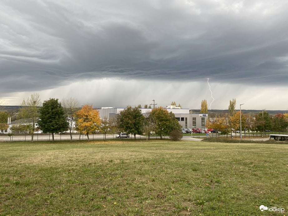 idokep's tweet photo. 😳🌩Elképesztő így október utolsó napján! Mintha csak egy nyári hőségzáró hidegfront jött volna. További felvételek cikkünkben👉https://t.co/bQ94D16VeR
📸: Gazric (Nagykanizsa), Curmo (Mór), Sunnybunny (Balatongyörök) és Varga István (Veszprém) https://t.co/gq1GY608vj