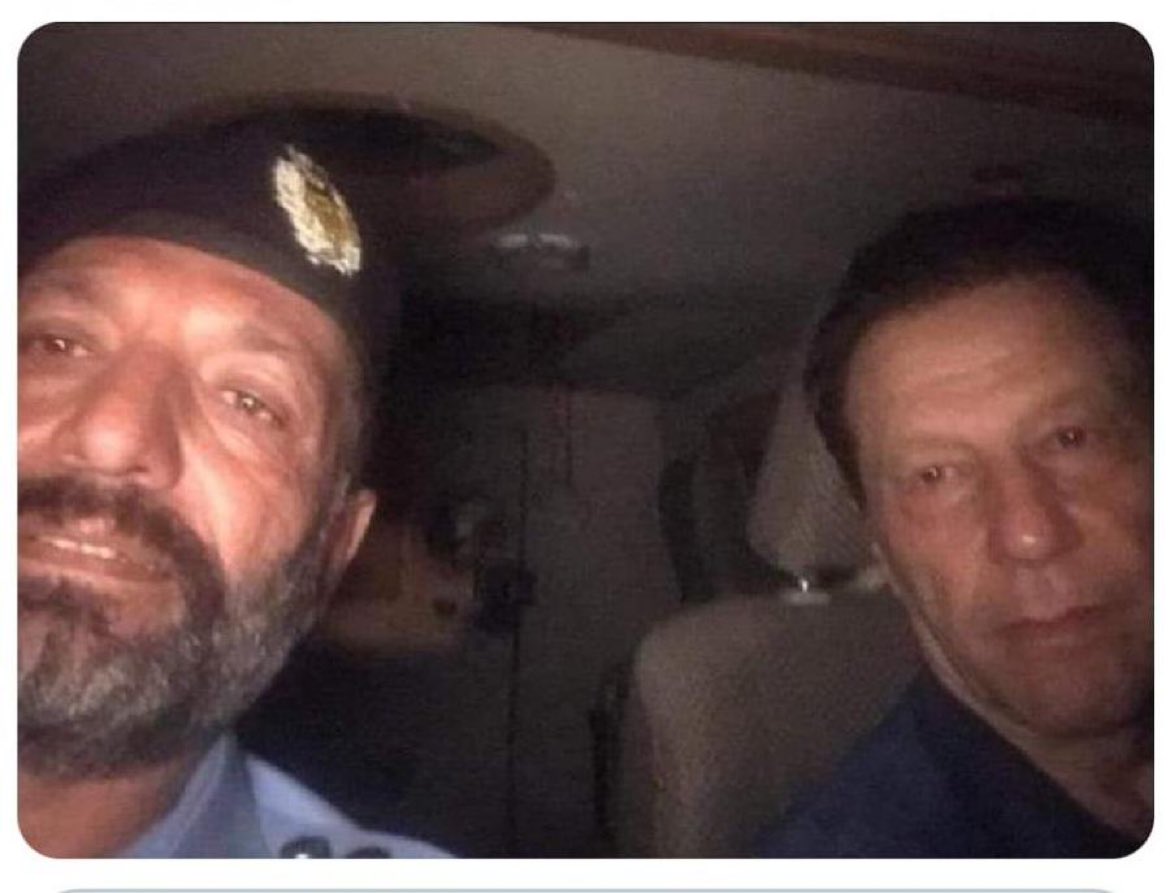 samiabrahim's tweet photo. عمران خان کو جب اٹک سے اڈیالہ جیل منتقل کیا گیا تو ایک پولیس آفیسر نے مبینہ طور پر  یہ تصویر لی تھی https://t.co/hjotMrPHrZ