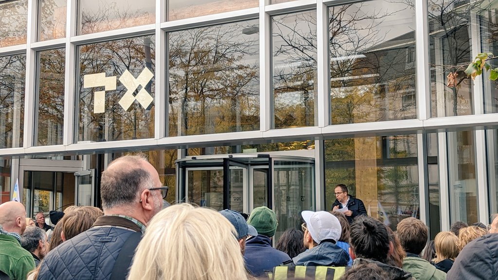 Viele Journalist*innen und Beschäftigte der Medienbranche protestieren vor dem TX-Hauptsitz! #Solidarität mit den Entlassenen. 

Der Abbau muss stoppen! Heute triffts Tamediajournis, morgen jene bei SRF, Blick und allen weiteren. Für starken, unabhängigen Journalismus!