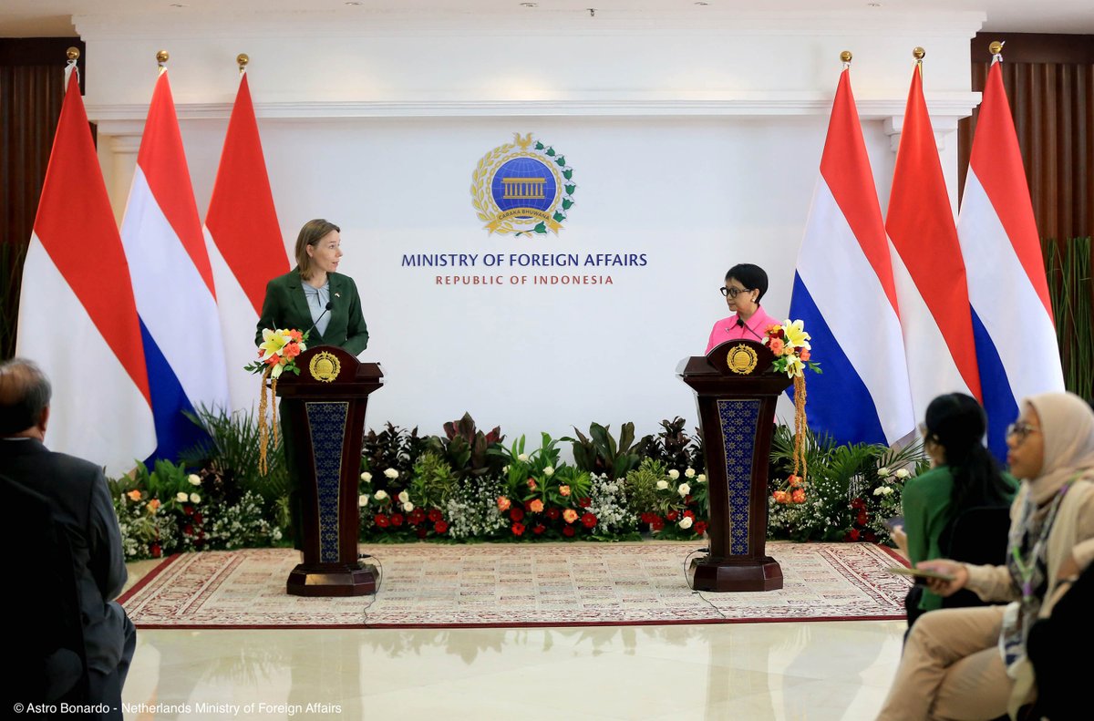 Hanke Bruins Slot (@hankebruinsslot) on Twitter photo The Netherlands and #Indonesia share a strong bond and maintain broad and diverse relationships. In Jakarta, my colleague <a href="/Menlu_RI/">Menteri Luar Negeri Republik Indonesia</a> and I had a fruitful discussion, during which we agreed to further intensify our cooperation in the coming years. 🇳🇱🇮🇩 government.nl/documents/spee… 1/3 The Netherlands and #Indonesia share a strong bond and maintain broad and diverse relationships. In Jakarta, my colleague <a href="/Menlu_RI/">Menteri Luar Negeri Republik Indonesia</a> and I had a fruitful discussion, during which we agreed to further intensify our cooperation in the coming years. 🇳🇱🇮🇩 government.nl/documents/spee… 1/3