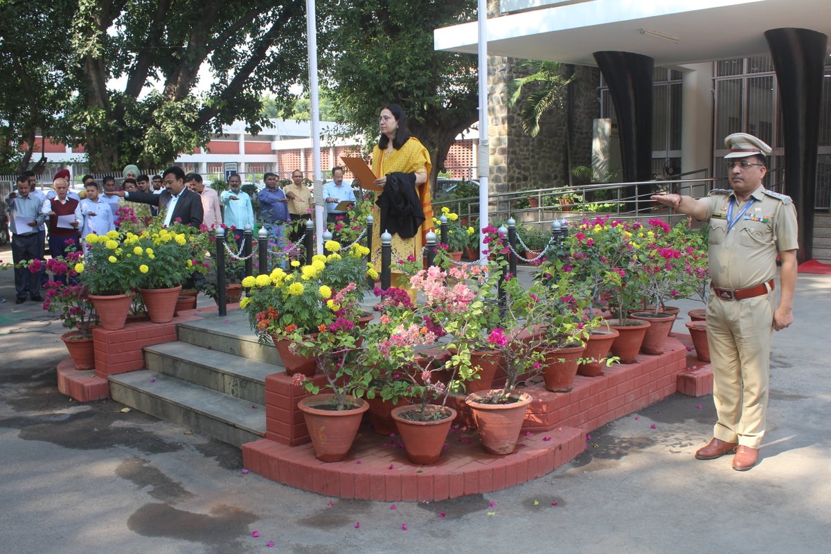 OfficialPU's tweet photo. Various Teaching Departments of PU along with NSS, Non Teaching staff celebrated National Unity Day by taking Integrity Pledge.  The event was part of the observance of Vigilance Awareness Week-2023 to be celebrated in PU from 30th October to 5th November 2023. https://t.co/zjpOKe4jaF
