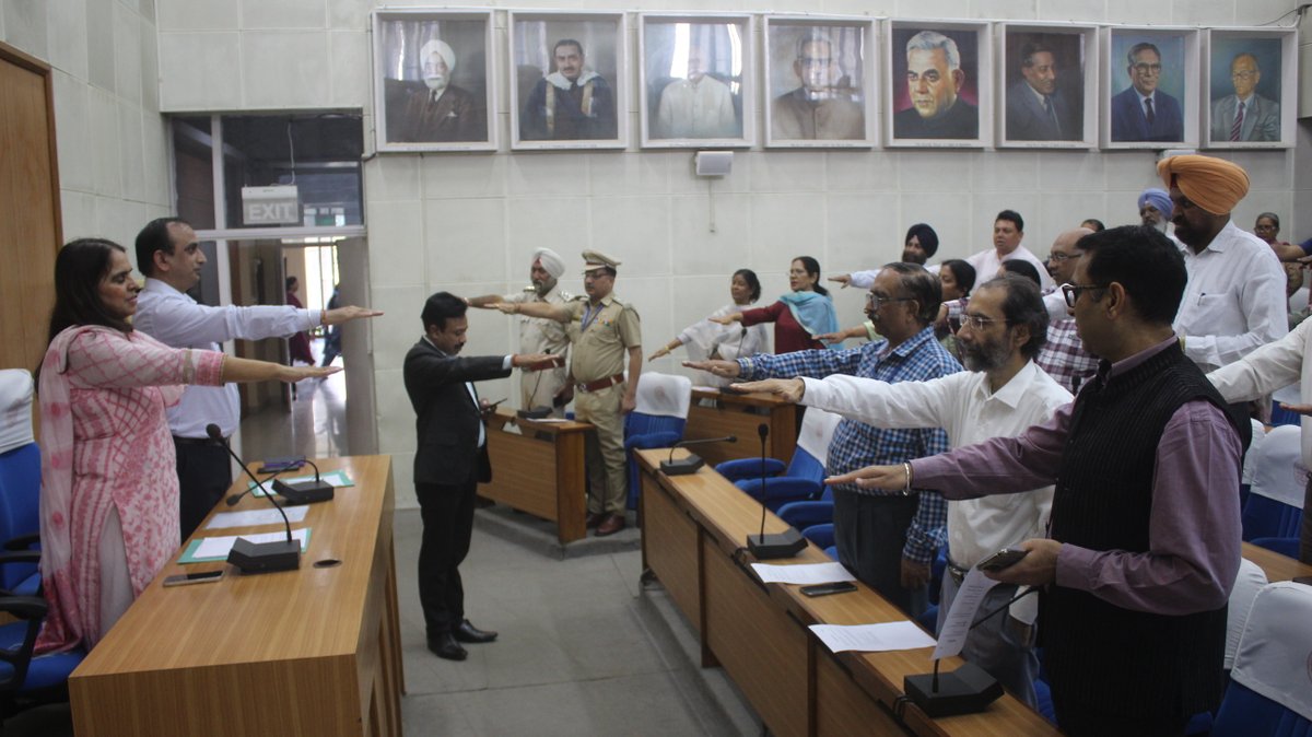 OfficialPU's tweet photo. Various Teaching Departments of PU along with NSS, Non Teaching staff celebrated National Unity Day by taking Integrity Pledge.  The event was part of the observance of Vigilance Awareness Week-2023 to be celebrated in PU from 30th October to 5th November 2023. https://t.co/zjpOKe4jaF