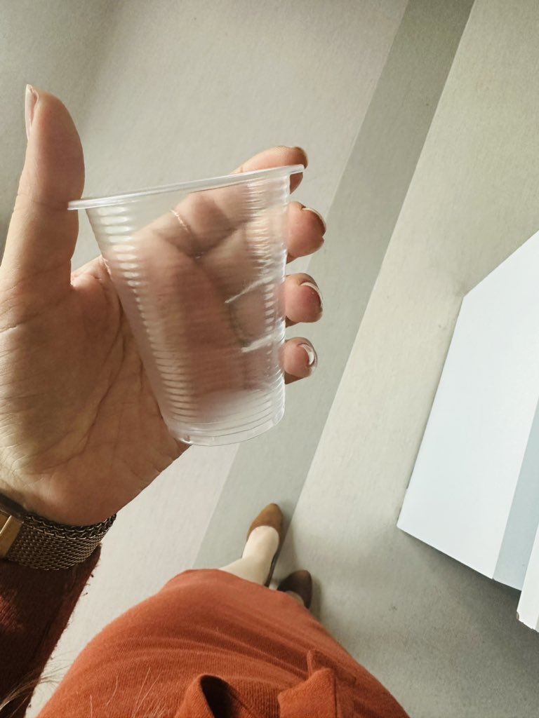 Şu plastik bardakları kara deliğe göndermek istiyorum 
Yok olsunlar mümkünse
Hele bir de sıcak içecek konduğunu görünce irkiliyorum !
Onun yerine bu plastik bardağı direkt yiyin,zira içtiğiniz içecek kanserojen mikroplastik doluyor zaten 🤷‍♀️