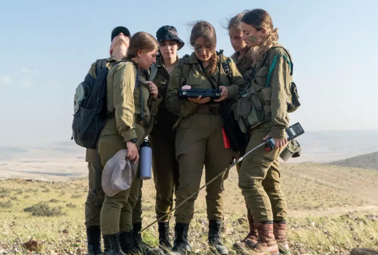 Defensa_Israel's tweet photo. Guerra en #Israel ⚡️
Resumen hasta la mañana del 31 de octubre:
🇮🇱🔥🇵🇸🇱🇧🇸🇾🇮🇷🇾🇪  ❌ Parte 1 ❌
- La cifra de militares israelíes caídos desde el inicio de la guerra el 7 de octubre, aumenta a 315. Los rehenes confirmados son ahora 240.
- El número total de muertos del lado israelí supera los 1.400. Entre ellos se encuentran ciudadanos de Israel, EEUU, Canadá, Gran Bretaña, Francia, Austria, Alemania, Hungría, Irlanda, Italia, España, Letonia, Lituania, Portugal, Rumania, Argentina, Chile, Perú, Paraguay, Ucrania, Rusia, Azerbaiyán, Bielorrusia, Moldavia, Brasil, China, India, Sri Lanka, Camboya, Tailandia, Filipinas, Nepal, Sudáfrica, Sudán, Turquía, Uzbekistán y Kazajstán.
- Mas de 8.000 cohetes fueron lanzados desde Gaza contra las comunidades israelíes desde el 7 de octubre.
- Aproximadamente medio millón de israelíes, residentes en las fronteras del sur y el norte, se han visto obligados a evacuar sus hogares desde que estalló la guerra.
- Gral. Daniel Hagari: "Tzahal continúa ampliando sus operaciones terrestres. Mas fuerzas de infantería, blindados y de ingenieros están entrando en Gaza".
- Gral. Daniel Hagari: "Durante las últimas semanas, miles de civiles libaneses han evacuado y continúan evacuando el sur del Líbano -por iniciativa propia- por temor a que Hezbollah les traiga la guerra"
- Unos 1.110 sospechosos de terrorismo han sido detenidos en Judea y Samaria (Cisjordania), de los cuales 710 están asociados directamente con el Hamas-Daesh.
- Israel presiona a los líderes internacionales, buscando su ayuda para persuadir al presidente egipcio Abdel Fattah El-Sisi de que permita la entrada de refugiados palestinos al Sinaí.
- Las defensas aéreas saudíes derribaron ayer un misil lanzado por los rebeldes hutíes del Yemen contra Israel, y en Israel también se ha interceptado la infiltración de drones desde el Yemen. Las alarmas aéreas han sonado en la Ciudad de Eilat.
- Hamas prohíbe a los gazatíes compartir en redes sociales información sobre avances militares israelíes dentro de Gaza, lo que demuestra el efecto desmoralizador que tiene sobre la población palestina la invasión israelí, y creen que bloqueándola evitarán una mayor histeria.
- Politicos y periodistas libaneses reaccionan agriamente al pedido de Khaled Mashal, líder político de Hamas, a que el Líbano se involucre mucho mas en la guerra a Israel. La prensa libanesa hace referencia a la vida extremadamente lujosa de Mashal en hoteles 5 estrellas de Qatar mientras Gaza es destruida y pide al Líbano que haga el mismo sacrificio.
- Quizás algunos recuerdan a aquella chica palestina de ricitos rubios, Ahed Tamimi (foto abajo), que se hizo famosa en redes hace unos años al pegar un golpe a un soldado israelí, pues ahora ha publicado en Instagram: "Venid, israelíes, los masacraremos. Los estamos esperando en todas las ciudades de Judea y Samaria. Lo que Hitler les hizo fue un picnic. Beberemos de vuestra sangre y comeremos de vuestros cráneos".

Nuestra causa es justa  🇮🇱  Am Israel Jai 💪